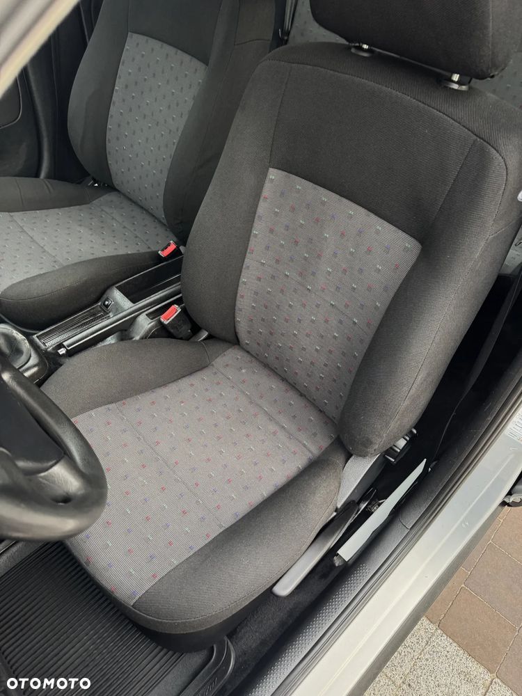 Volkswagen Passat 1.6 GL - 9