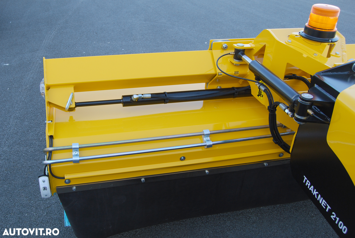 Perie tractata cu motor termic propriu model Traknet - 8