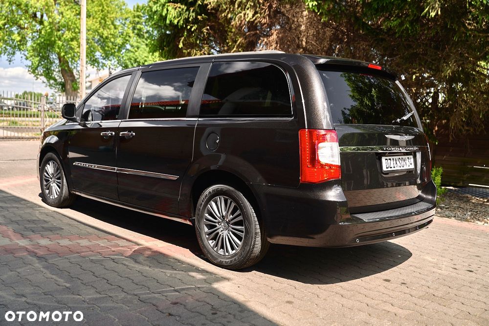 Chrysler Town & Country - 8