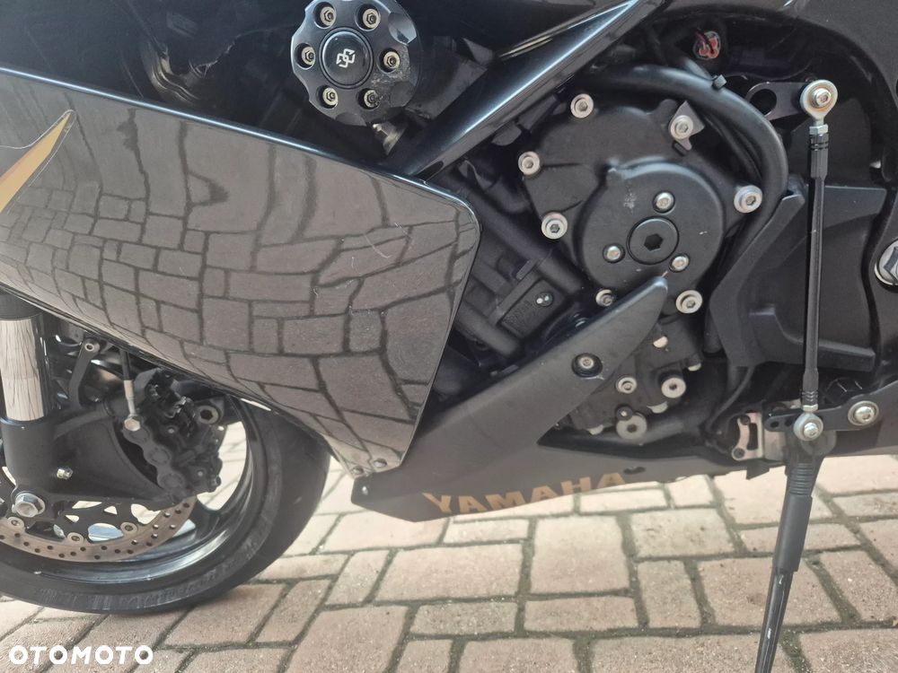 Yamaha R1 - 18