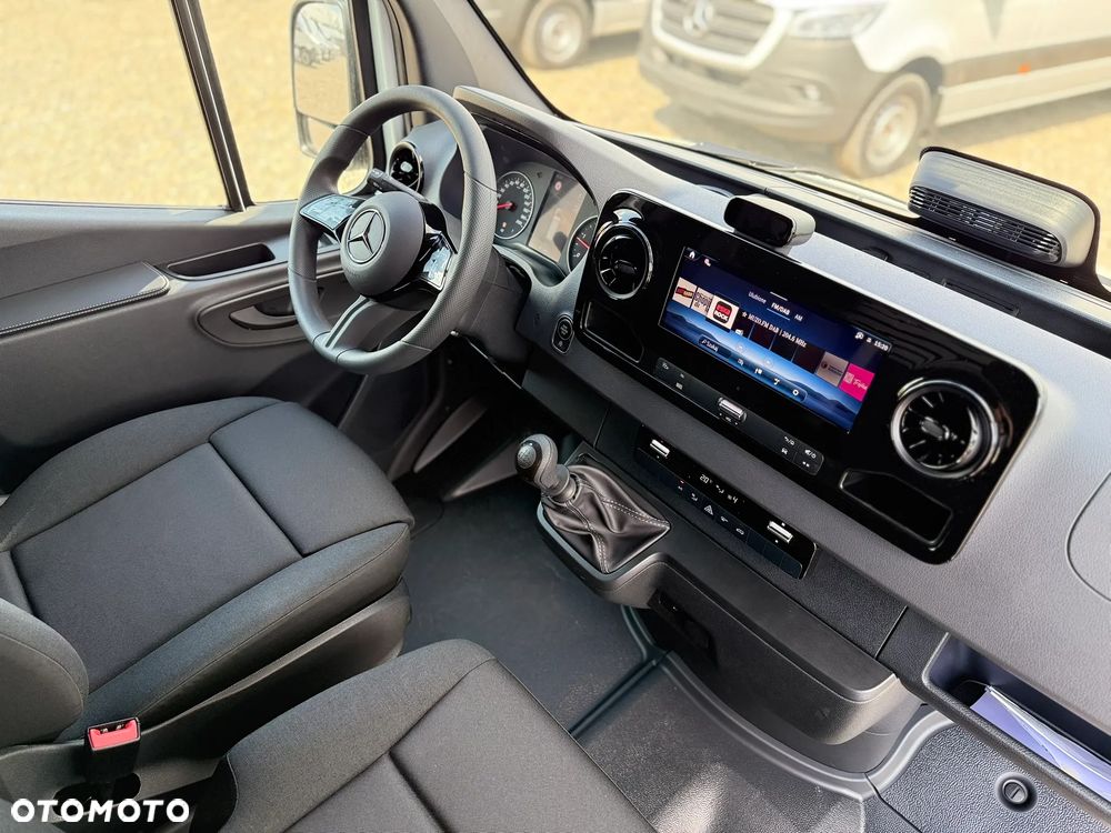 Mercedes-Benz Sprinter - 25