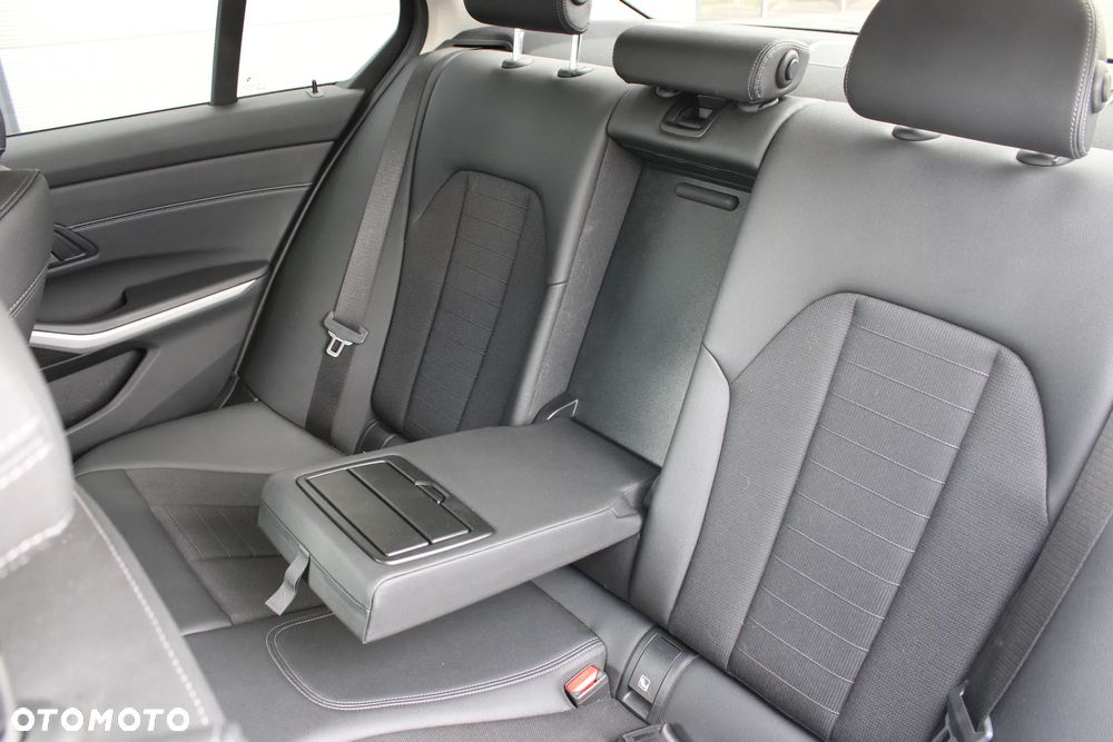 BMW Seria 3 320d xDrive mHEV - 22