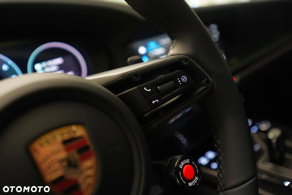 Porsche 911 Carrera 4 GTS - 19