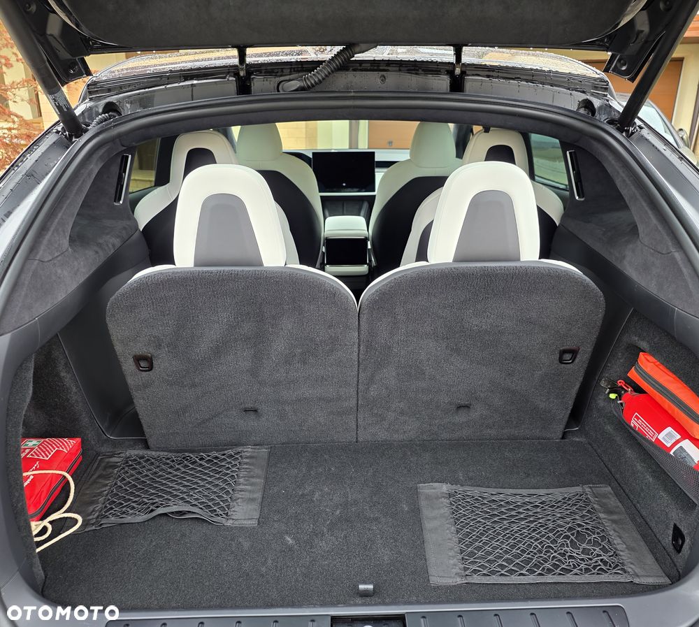 Tesla Model X - 35