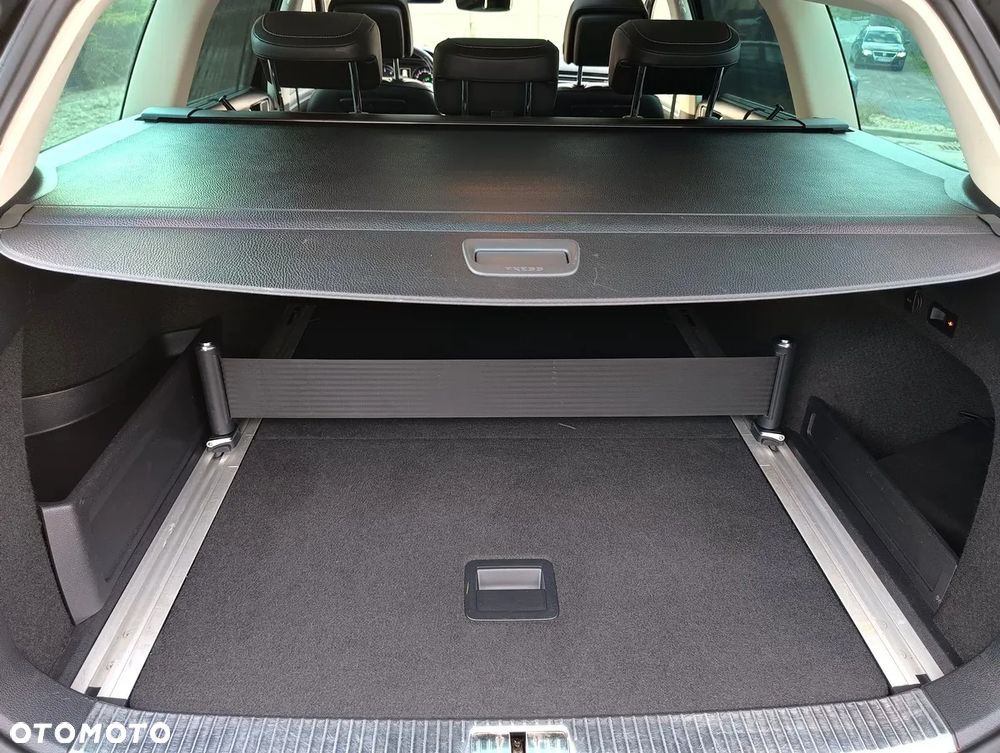 Volkswagen Passat Variant 2.0 TDI SCR DSG 4Motion Business - 23