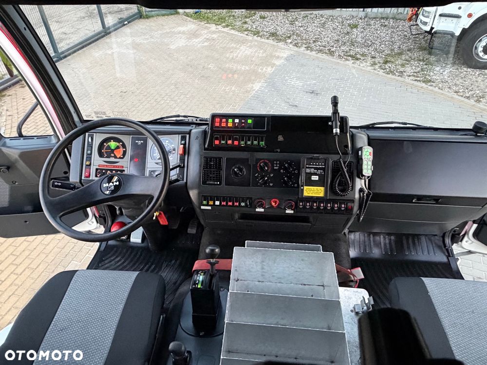 MAN Straż pożarna pojazd pożarniczy wóz strażacki MAN L80 GBA średni terenowy- uterenowiony 4x4 CNBOP 3000l wody + 100l piany reduktor blokady przedniego i tylnego mostu, maszt oświetleniowy - 14