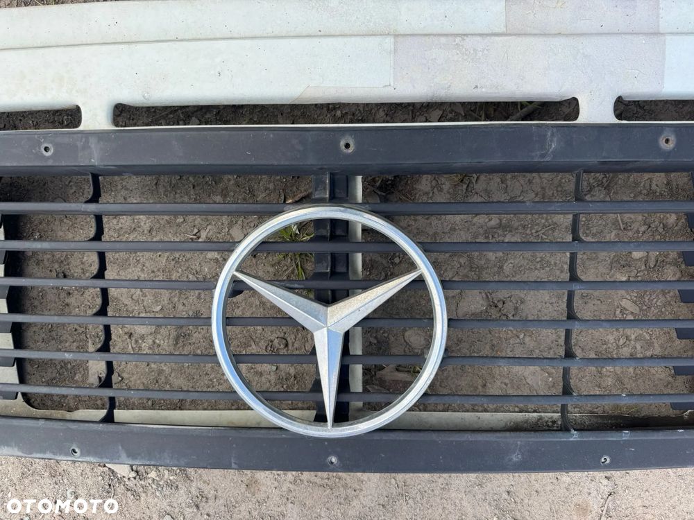 Mercedes-Benz  508 grill przedni - 2