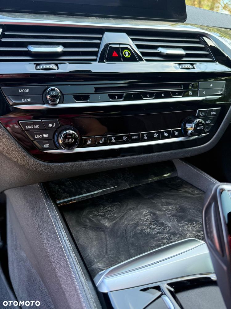 BMW Seria 5 M550i xDrive - 14