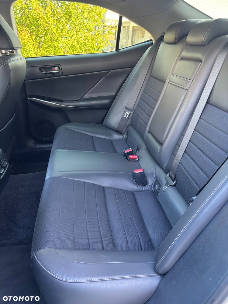 Lexus IS 300h Prestige - 28