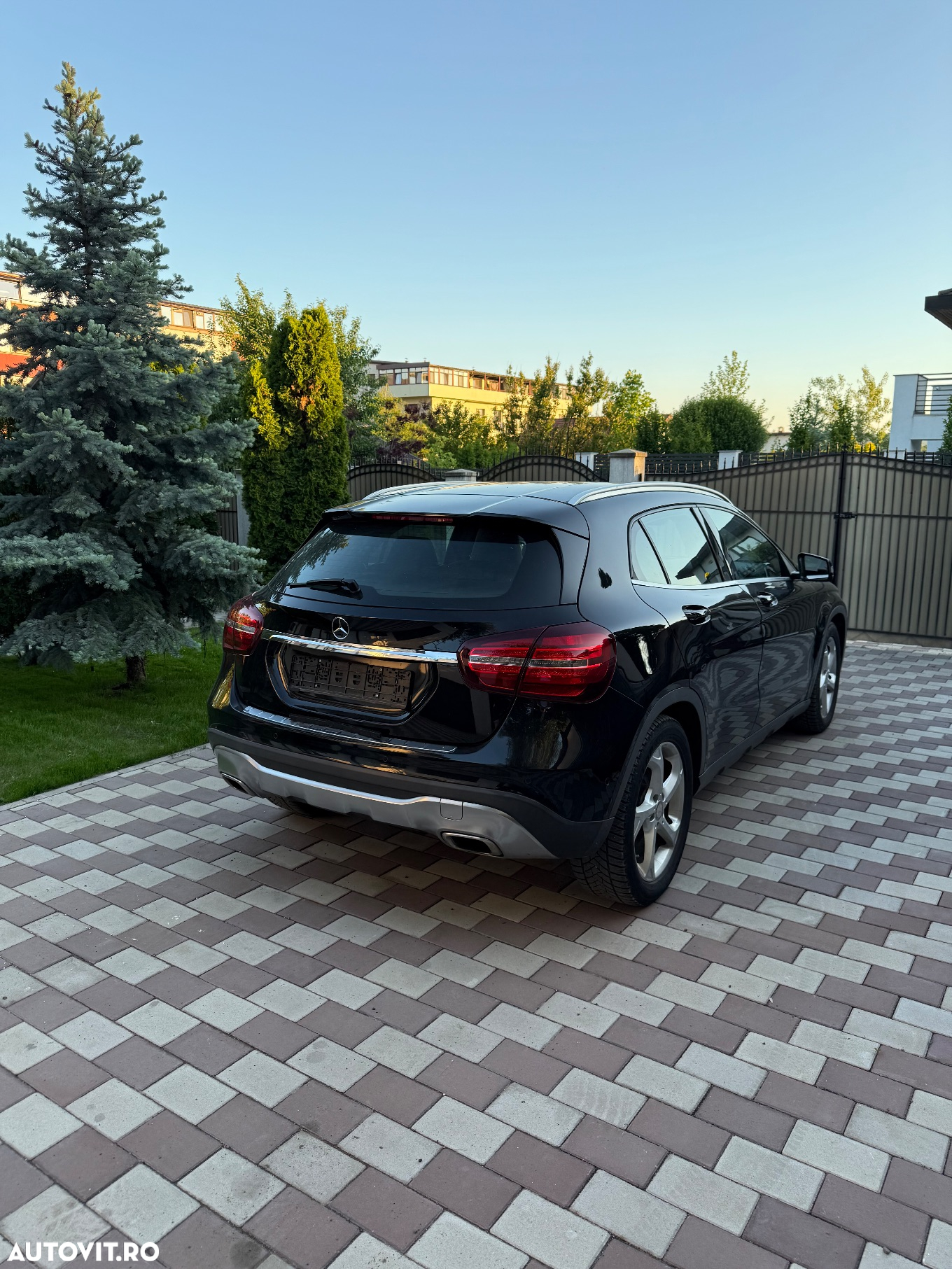 Mercedes-Benz GLA 250 4Matic 7G-DCT - 16