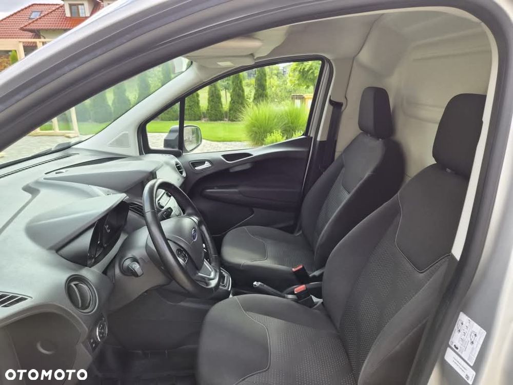 Ford Transit Courier - 12