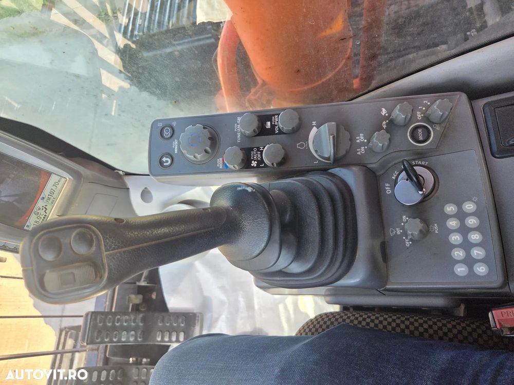 Hitachi ZX350LCN-6, 8.687h, CUPLA RAPIDA, cupa 2,2mc dinti NOI, latime 2,99m, ad sapare 7m, lant 90% bun doar 595h deplasare, consum mediu 17l/h, inst picon, inst rotire pe brate, GRESARE AUTOMATA, camera spate, ridica 25t, PROMOTIE 97.900 EUR+Tva - 39