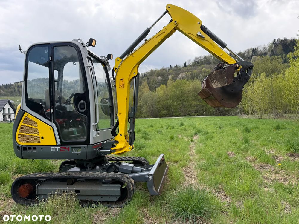Wacker Neuson ET24 Koparka Gąsienicowa 2,6 tony. z VDS. 2021rok- 2300 Mtg Poziomowanie VDS silnik Yanmar. Maszyna Pochodzi z Norweskiej szkółki roślinnej. 2x drzwi ORYGINAŁ. Jak Nowa z salonu zero luzów i wycieków. Aktualna DEKRA. 2x oryginalna Łyżka. Szybka wolna jazda. Dodatkowe Linie Hydrauliczne na młot i wiertnice. Zaczep kulka na lemieszu. OKAZJA - 2