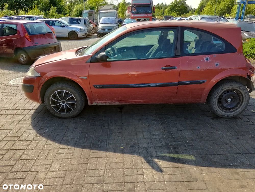 Renault Megane II (02-05r.) 1.4 B 96KM. Silnik K4J 730 Skrzynia JH3 105.Cały na części. GWARANCJA !!!  Przód Tył Zestaw Komplet Drzwi Klapa Zderzak Błotnik Maska Grill Atrapa Szyba Pas Lampa Lusterko Boczki Fotel Kanapa Kokpit Deska Rozdzielcza Przełącznik Włącznik Sterownik Przewody Wiązka Instalacja Moduł Komputer Czujnik Listwa Pompa Alternator Wtryski Głowica Rozrusznik Kompresor Sprzęgło Dwumas Silnik Skrzynia ABS Klimatyzacji Paliwa Wspomagania Kolektor Turbina Przepustnica Zawór Chłodnica Koło Hak Belka Sanki Zawieszenie Mcpherson Półoś Amortyzator Wydech Tłumik Zacisk Most - 4