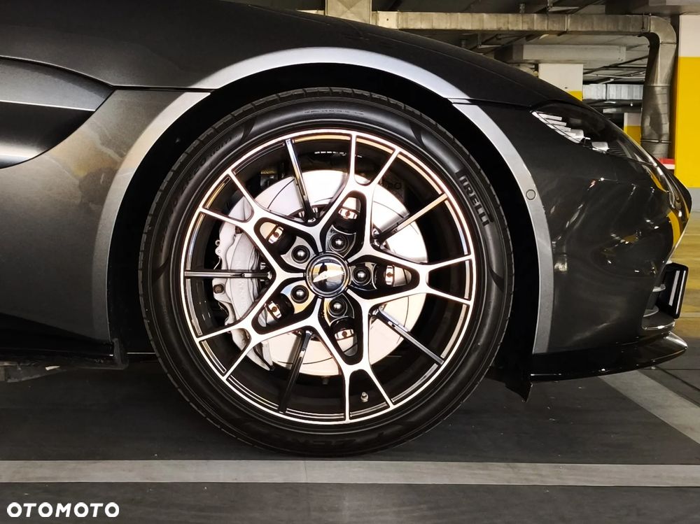 Aston Martin Vantage - 13
