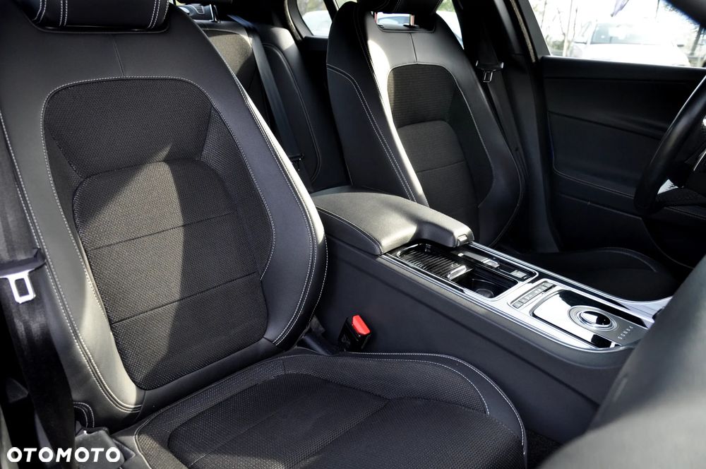 Jaguar XE 2.0 D AWD R-Sport - 36