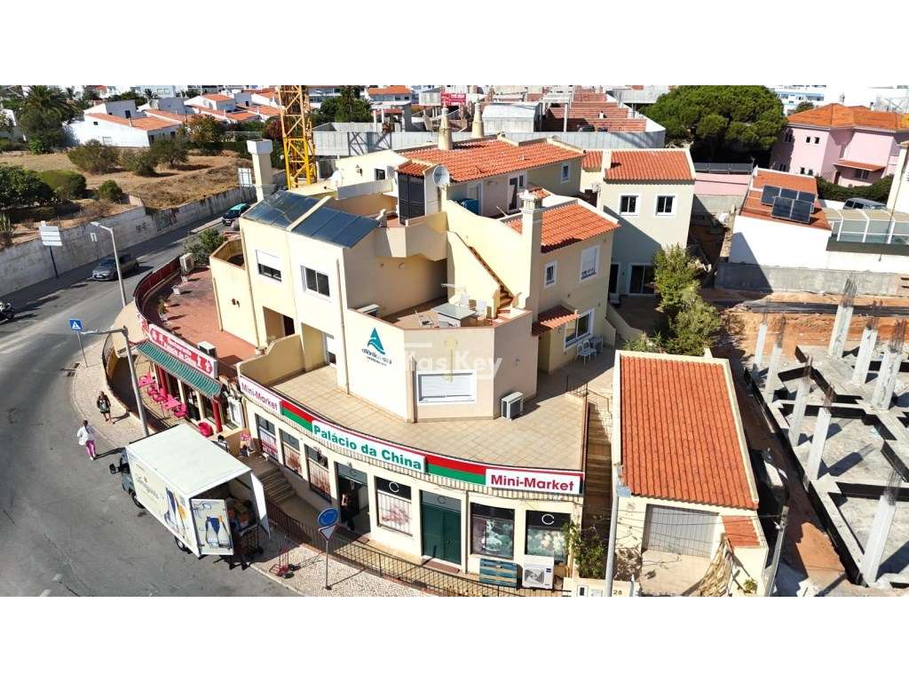 Prédio para rentabilizar com apartamentos e loja em Lagos - Grande imagem: 2/39