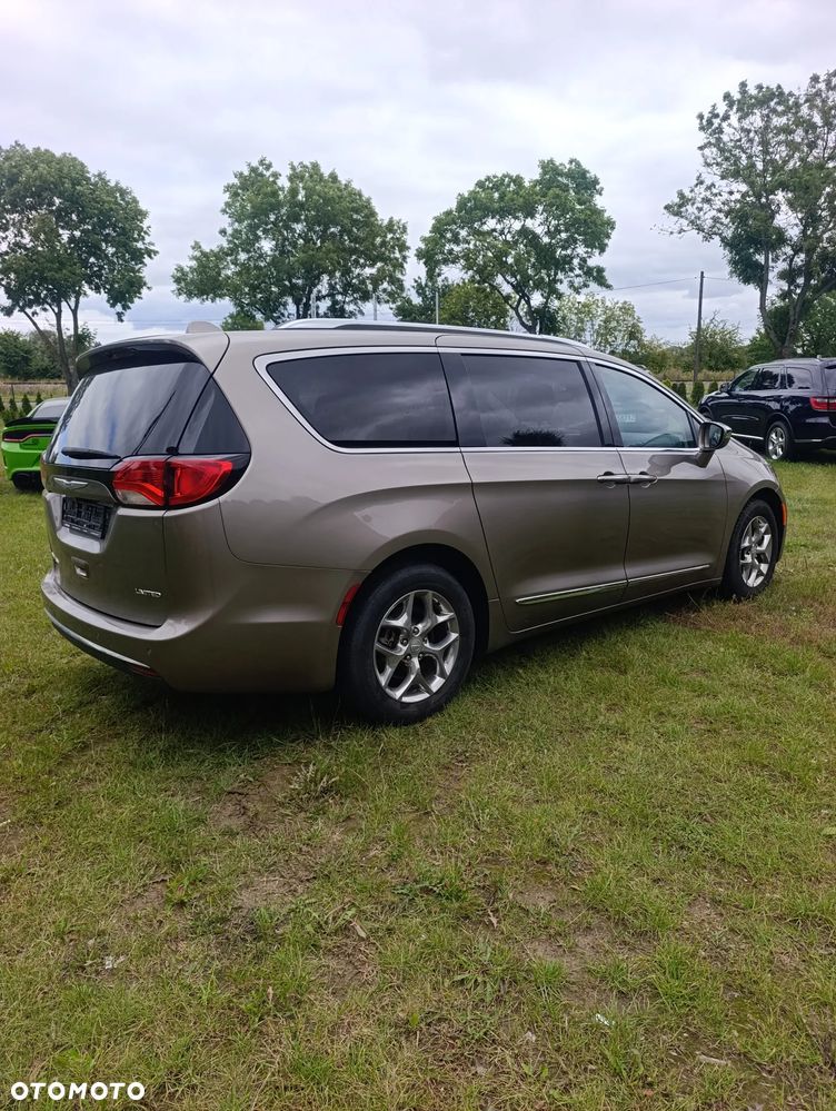 Chrysler Pacifica - 5