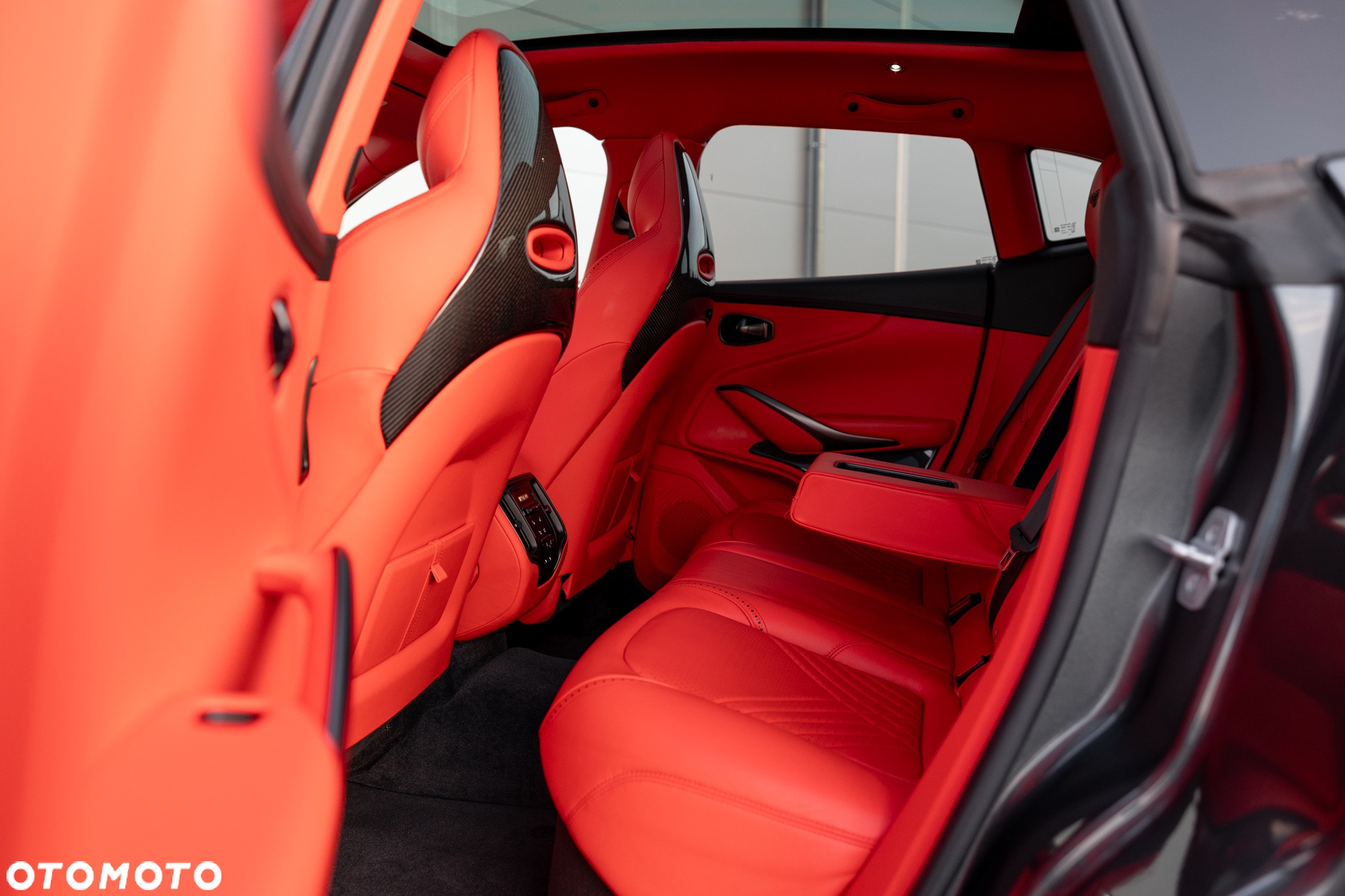 Aston Martin DBX Standard - 30