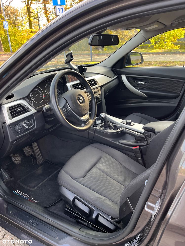 BMW Seria 3 320d xDrive - 10