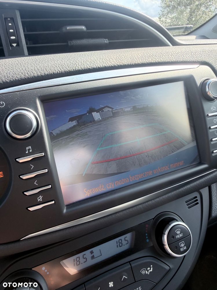 Toyota Yaris Hybrid 100 Premium - 12