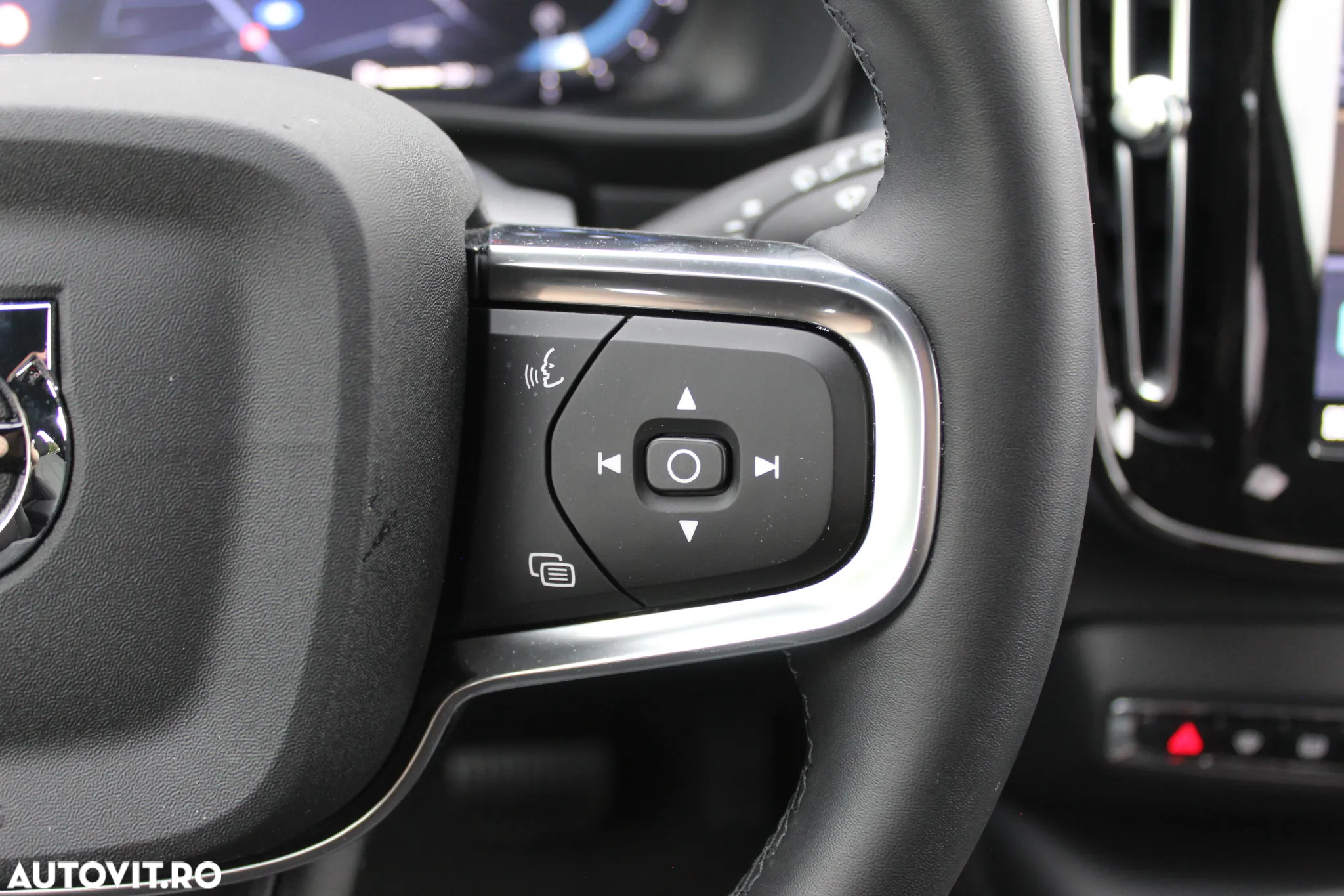 Volvo XC 40 B3 AT FWD MHEV Plus Dark - 16