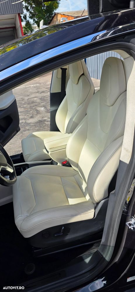 Tesla Model X - 8