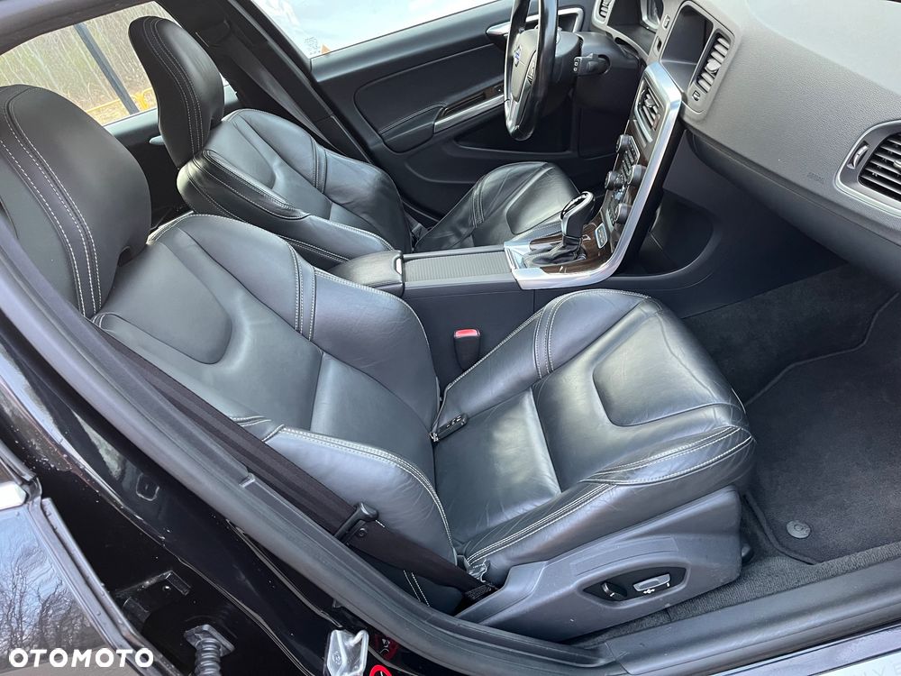 Volvo V60 D6 AWD Plug-in Hybrid R-Design Summum - 17