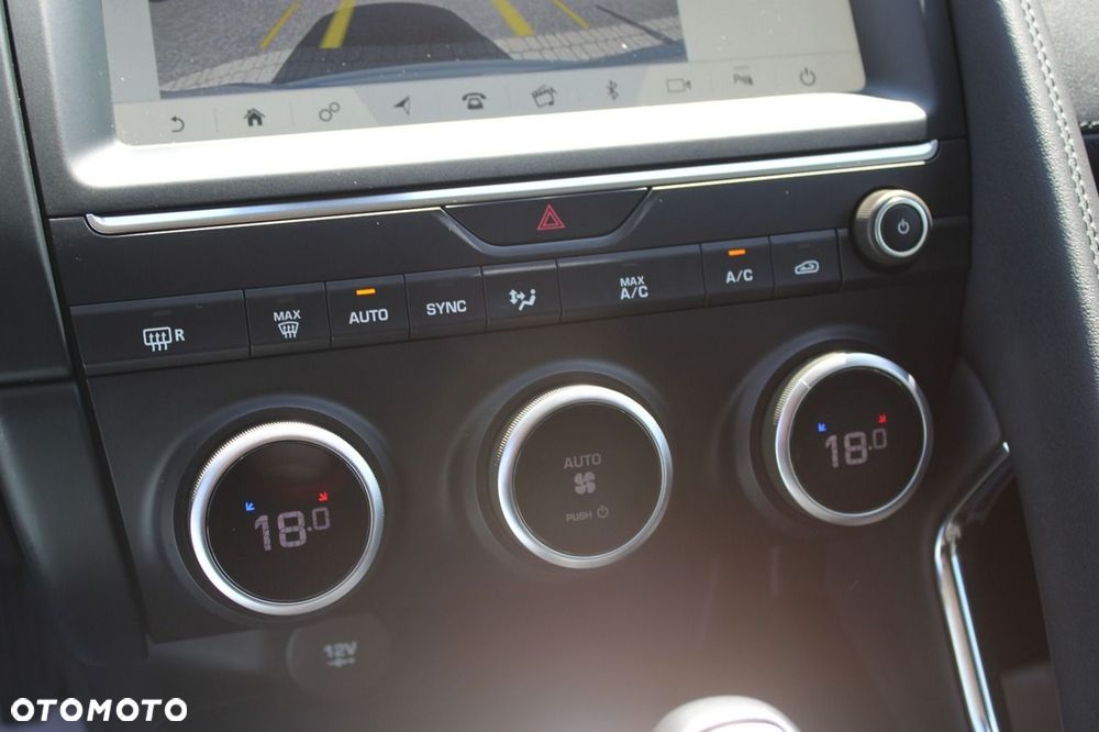 Jaguar E-Pace - 32