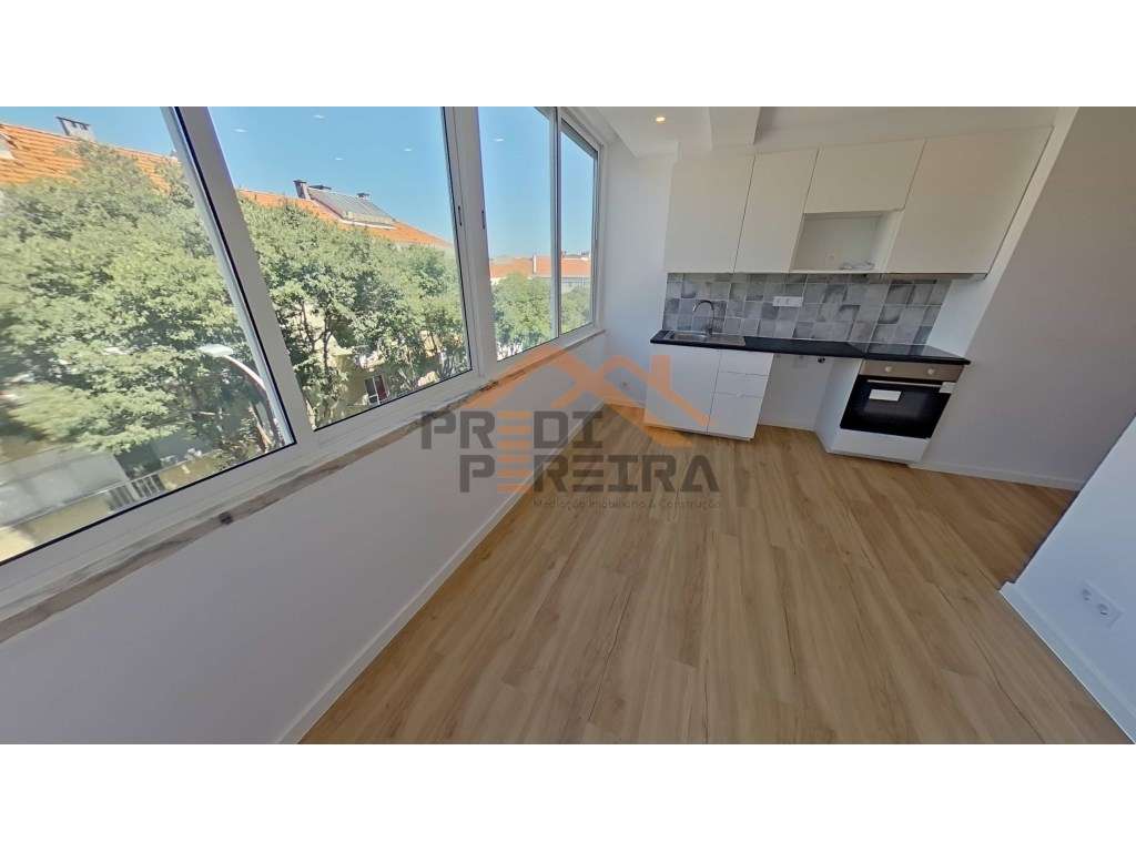 Situado na Damaia de Cima, apartamento T2 totalmente remodelado. - Grande imagem: 2/25