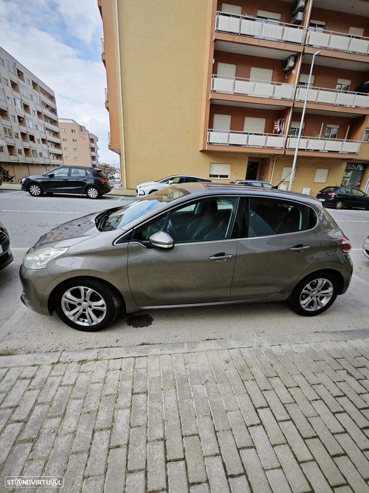 Peugeot 208 - 8