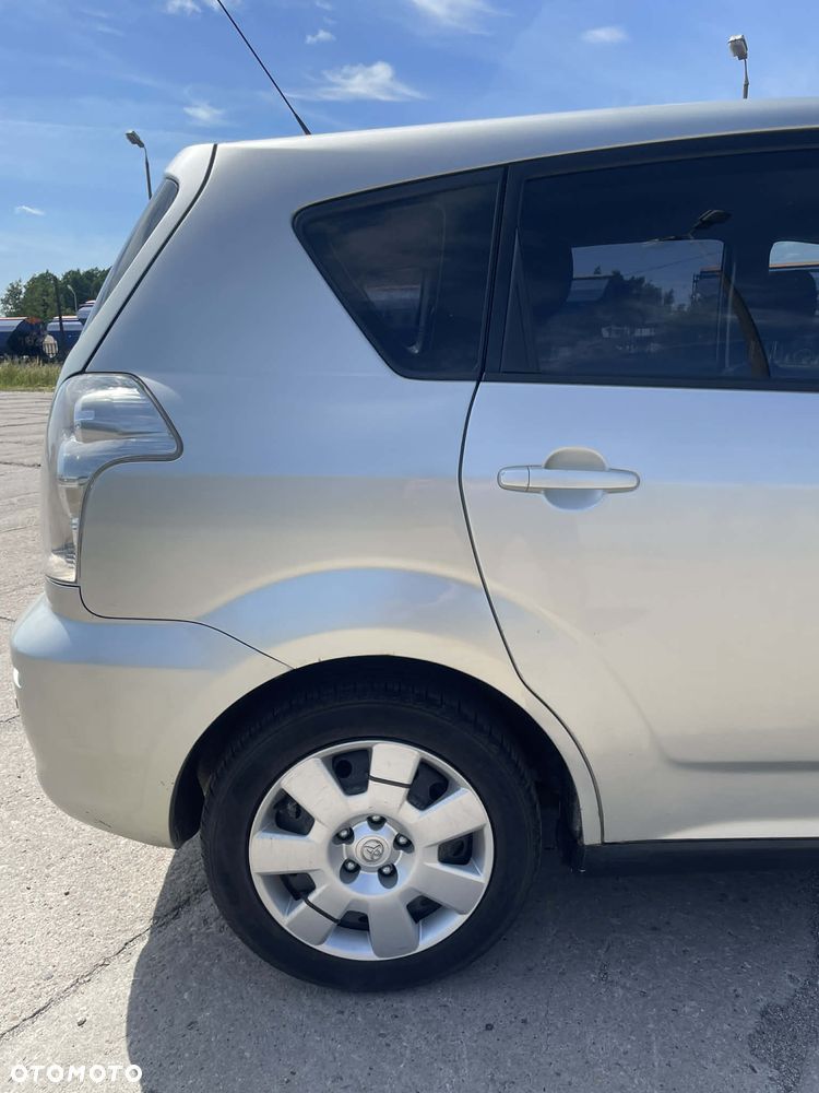 Toyota Corolla Verso 2.2 D-4D - 14