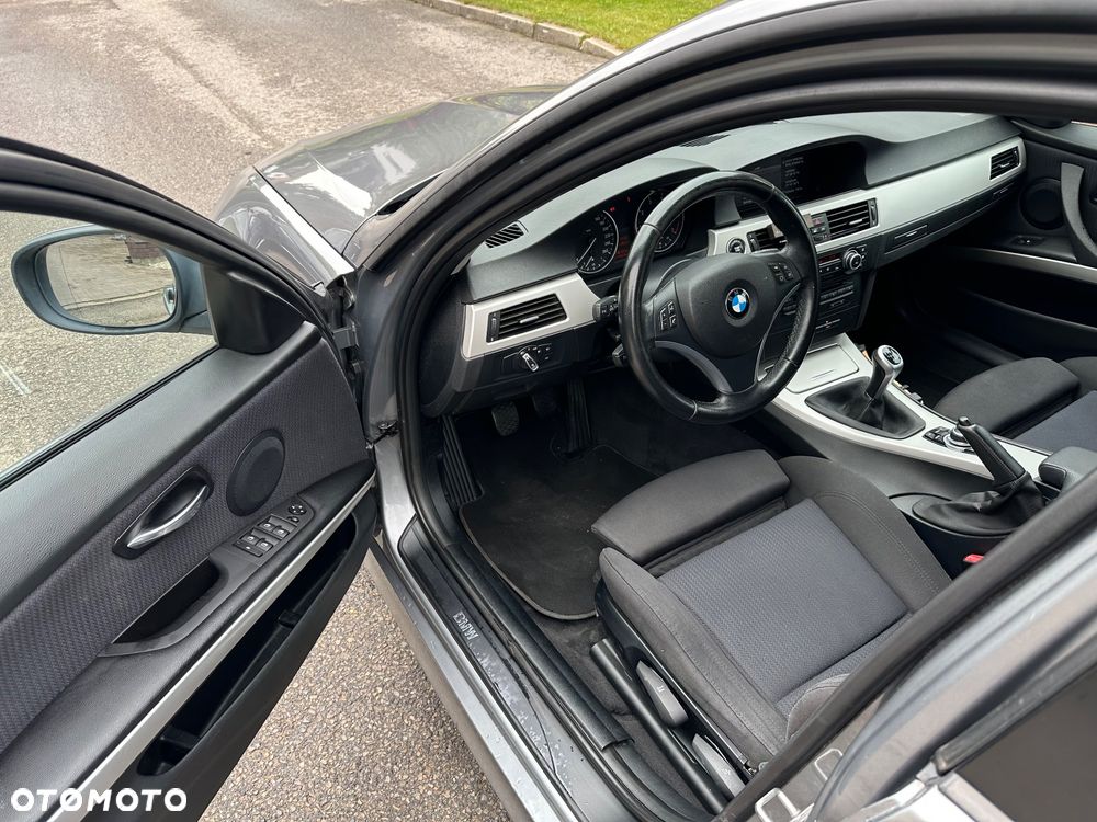BMW Seria 3 318i - 25