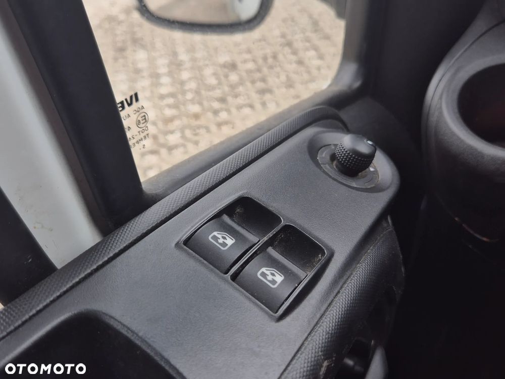Iveco Daily 42C15 / 40C15 / 35C15 3.0HPi, Kontener 8PAL, Winda 750KG, klimatyzacja, bliźniaki - 9