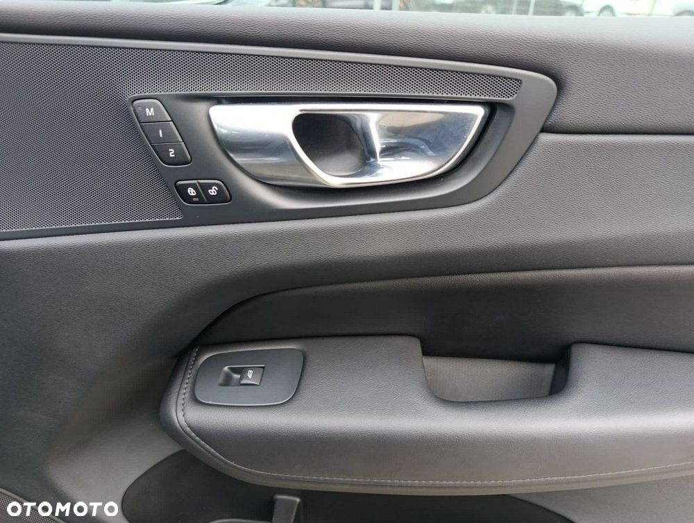 Volvo XC 60 B4 D AWD Plus Bright - 25