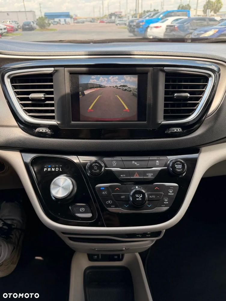 Chrysler Pacifica - 17