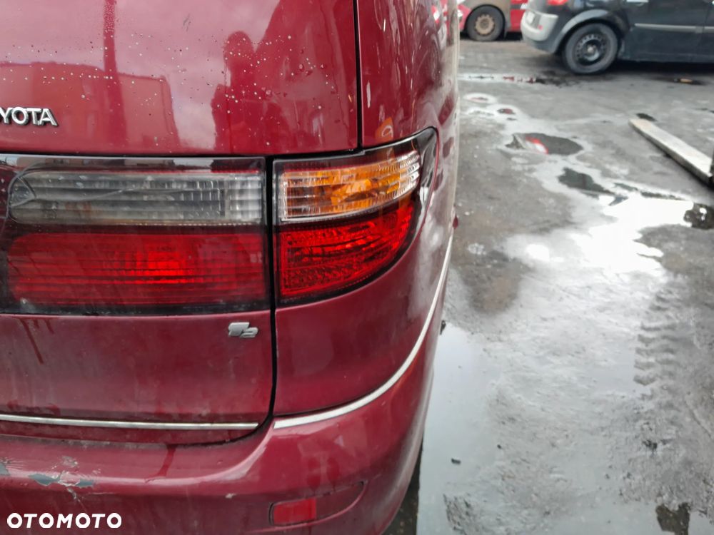 Lampa tylna prawa w błotnik TOYOTA Previa II 00-05r. - 2