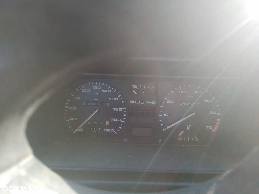 VW GOLF II  1.6 PN    BŁOTNIK PRAWY LEWY PRZÓD  LA7U - 26