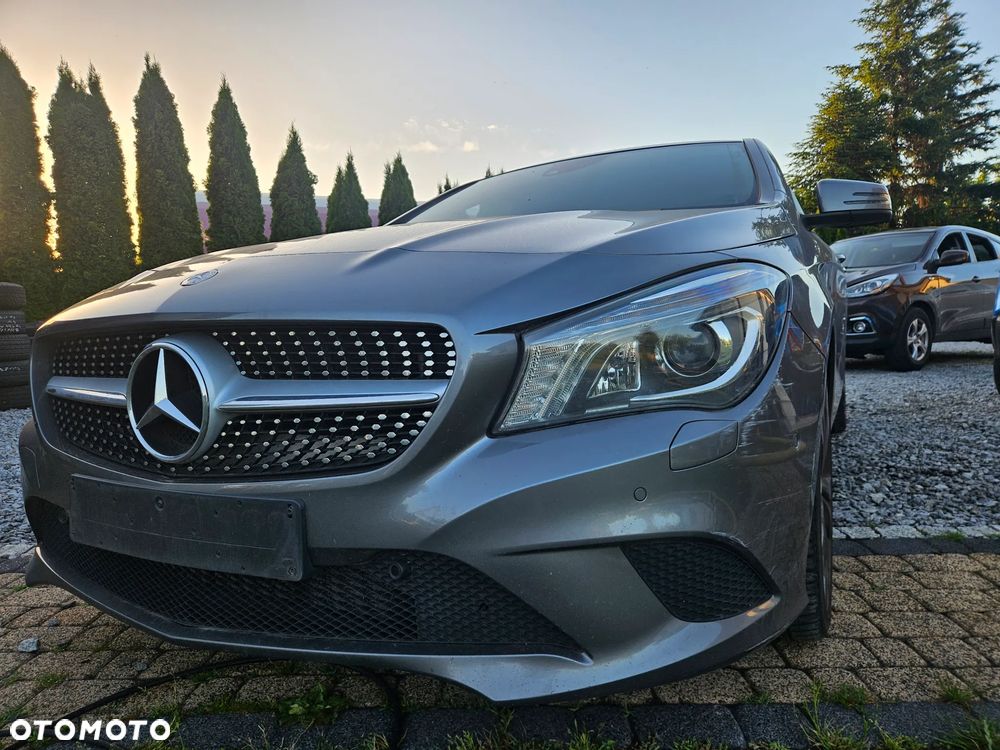 Mercedes-Benz CLA 180 Orange Art Edition - 2