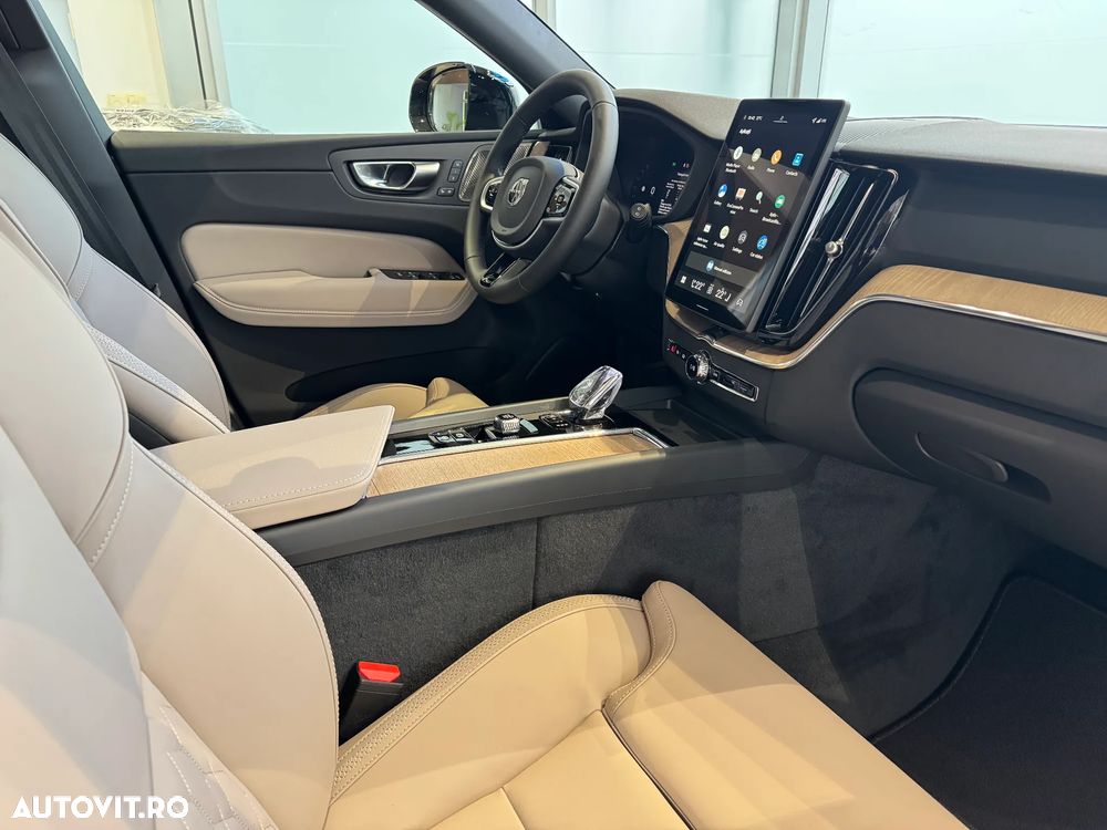 Volvo XC 60 B5 AT AWD MHEV Plus Dark - 11