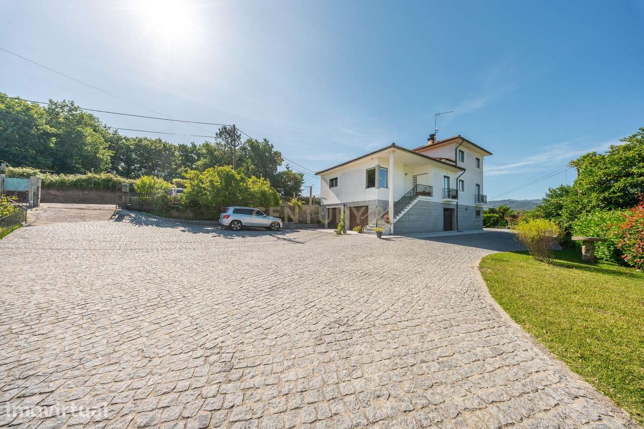Moradia com 4 quartos, construída em pedra, situada em Oliveira, Arcos - Grande imagem: 4/32