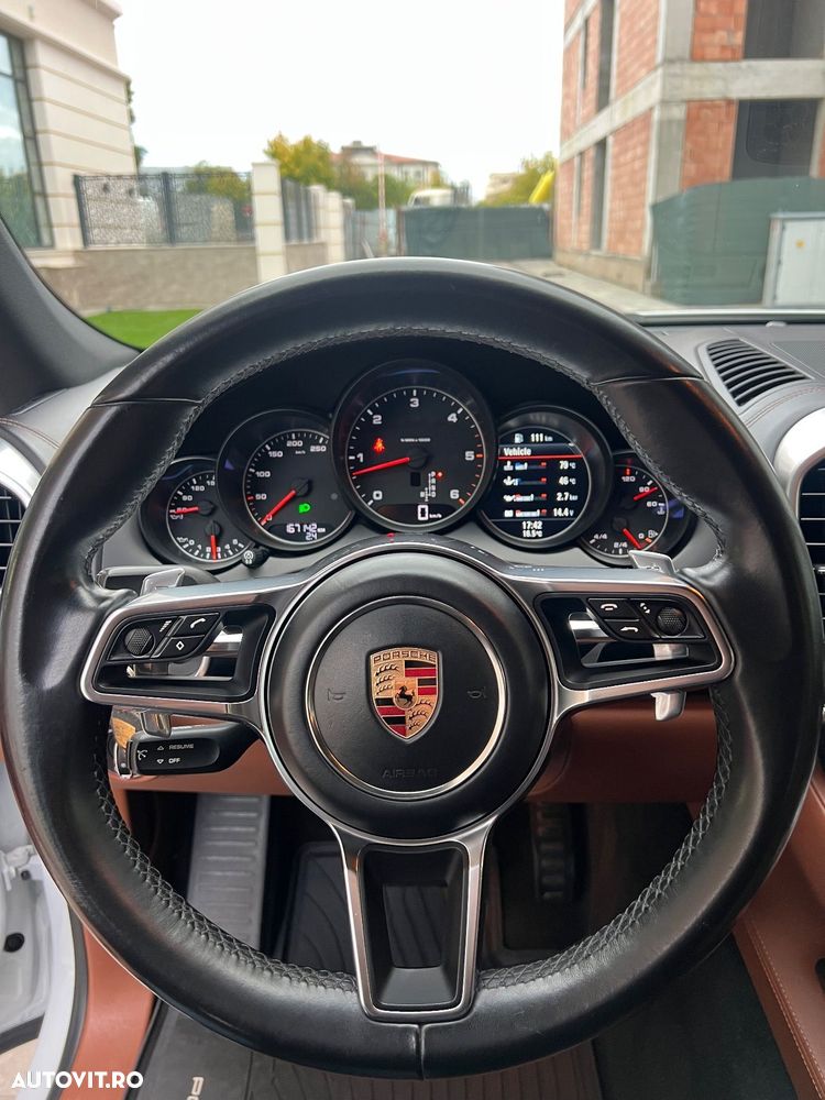 Porsche Cayenne 3.0 L - 12