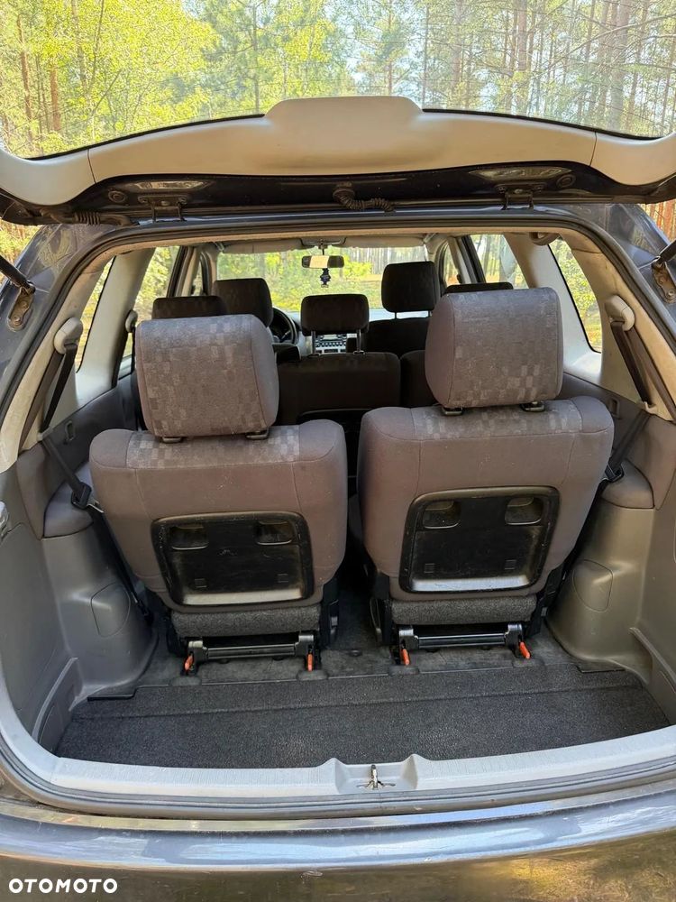 Toyota Avensis Verso D-4D - 7