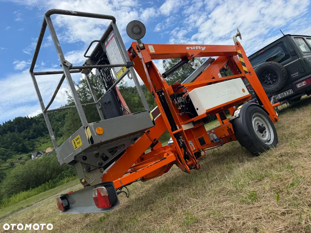 Nifty 120TAC Zwyżka koszowa 12 metrów Podnośnik HDS. jak nówka z salonu. 2016 rok. PRĄD 230v. 4 sekcje sterowania na dole. Nowy model! Z komuny Norweskiej. Używana była 1 raz do roku. Serwisowana w DEKRA do końca OKAZJA. Zwyżka Obrotowa. Poziomowanie kosza. Pełna Hydraulika. Sterowanie góra dół! Wysuwane ramie. Wieniec tryby zero zużycia! Ani deka luzów i wycieków.  Mała lekk i zwinna zwyżka o potężnym zasięgu. OKAZJA TANIO - 3