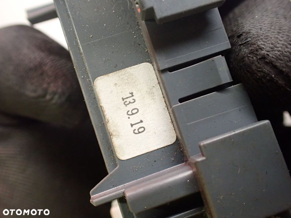 SKRZYNKA BEZPIECZNIKÓW NISSAN JUKE I - 7