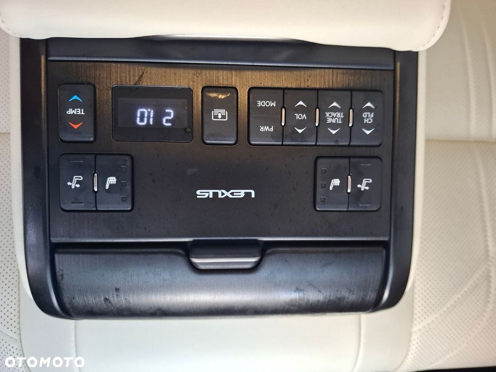 Lexus ES 300h Omotenashi - 37