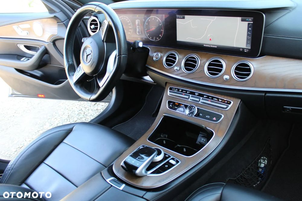 Mercedes-Benz Klasa E 400 4Matic 9G-TRONIC Exclusive - 25