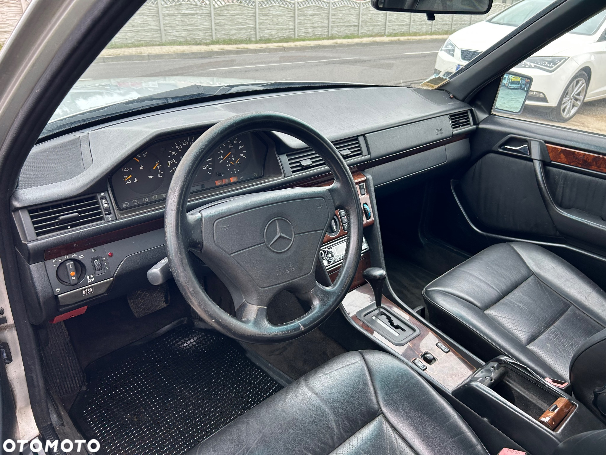 Mercedes-Benz Klasa E 300 D Turbo - 24