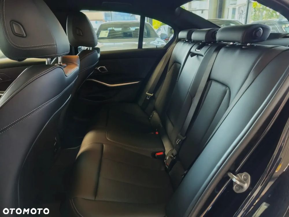 BMW Seria 3 330i xDrive M Sport - 11