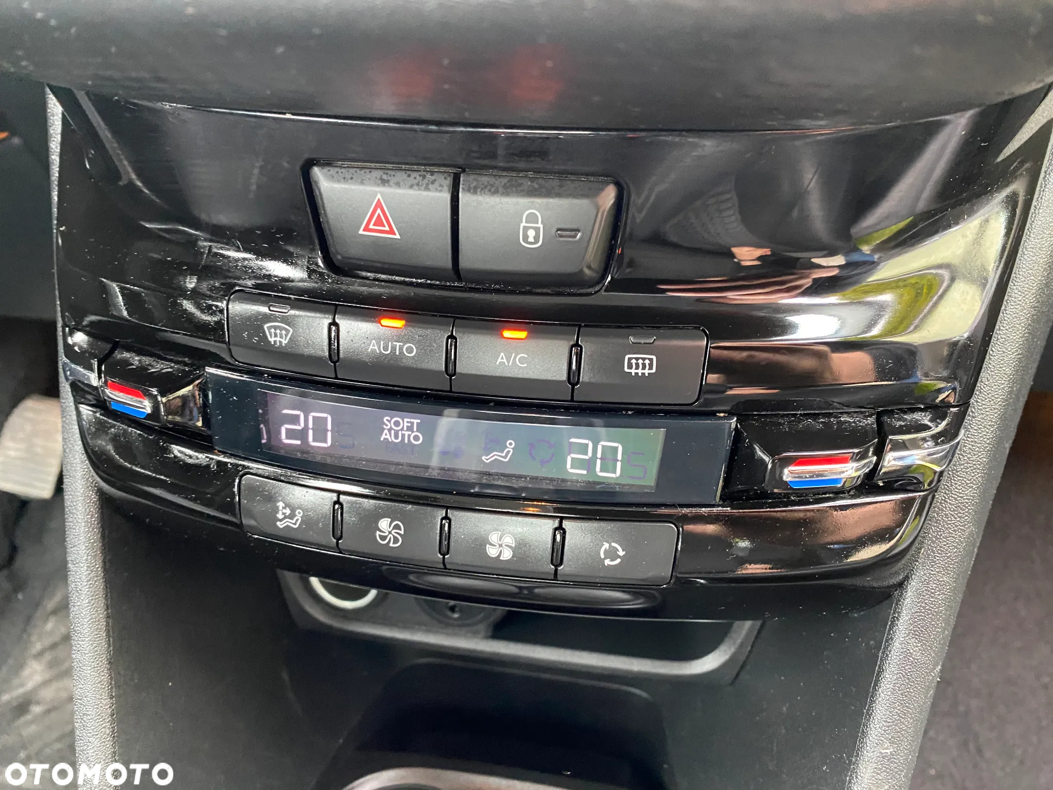 Peugeot 2008 1.2 Pure Tech Allure S&S - 22
